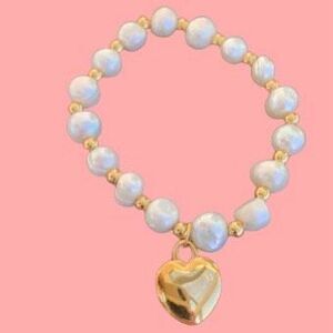 Freshwater Pearl Stretch Bracelet with Golden Heart Charm - Sweet 16 Teen Gift